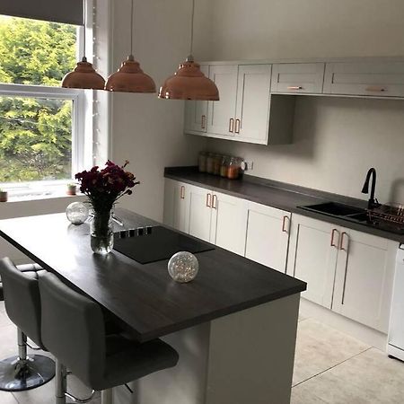 Stunning Bebington Maisonette - Large Private Drive And Entrance, Good Transport Links Eksteriør billede