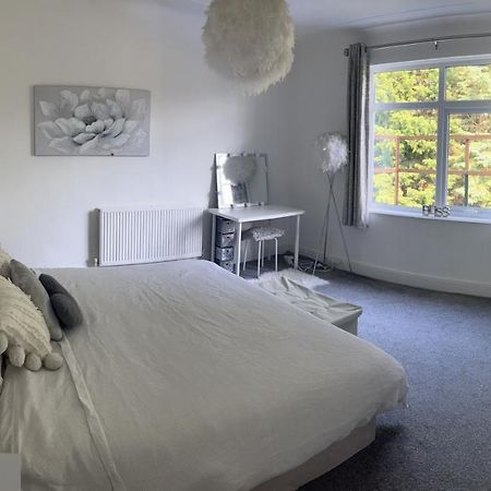 Stunning Bebington Maisonette - Large Private Drive And Entrance, Good Transport Links Eksteriør billede