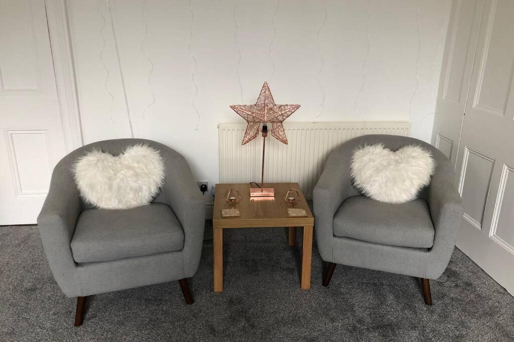 Stunning Bebington Maisonette - Large Private Drive And Entrance, Good Transport Links Eksteriør billede