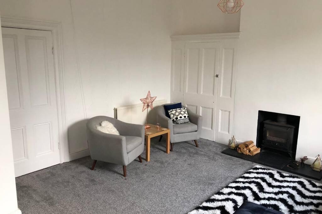 Stunning Bebington Maisonette - Large Private Drive And Entrance, Good Transport Links Eksteriør billede