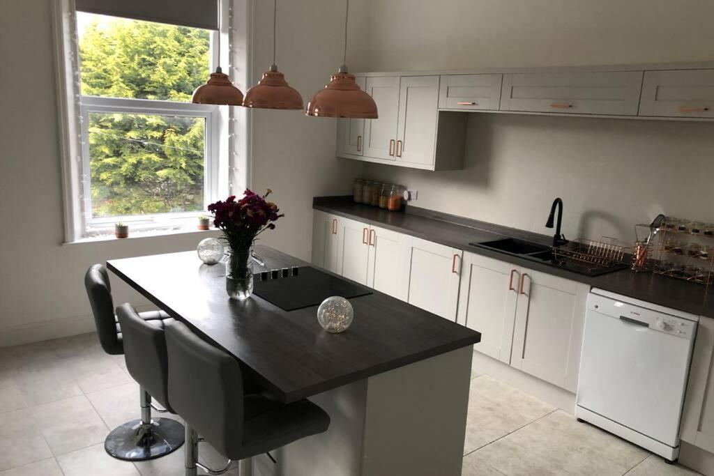 Stunning Bebington Maisonette - Large Private Drive And Entrance, Good Transport Links Eksteriør billede
