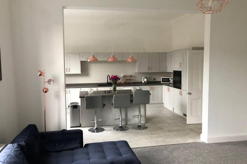 Stunning Bebington Maisonette - Large Private Drive And Entrance, Good Transport Links Eksteriør billede