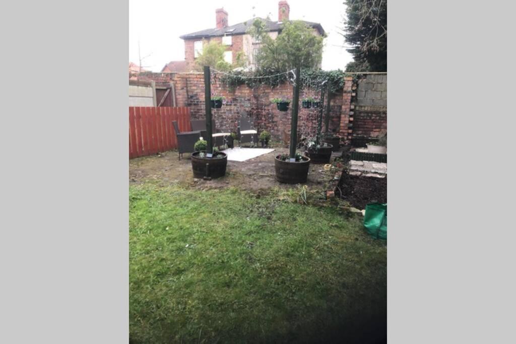 Stunning Bebington Maisonette - Large Private Drive And Entrance, Good Transport Links Eksteriør billede