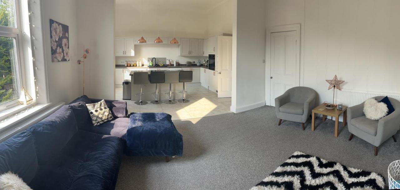 Stunning Bebington Maisonette - Large Private Drive And Entrance, Good Transport Links Eksteriør billede