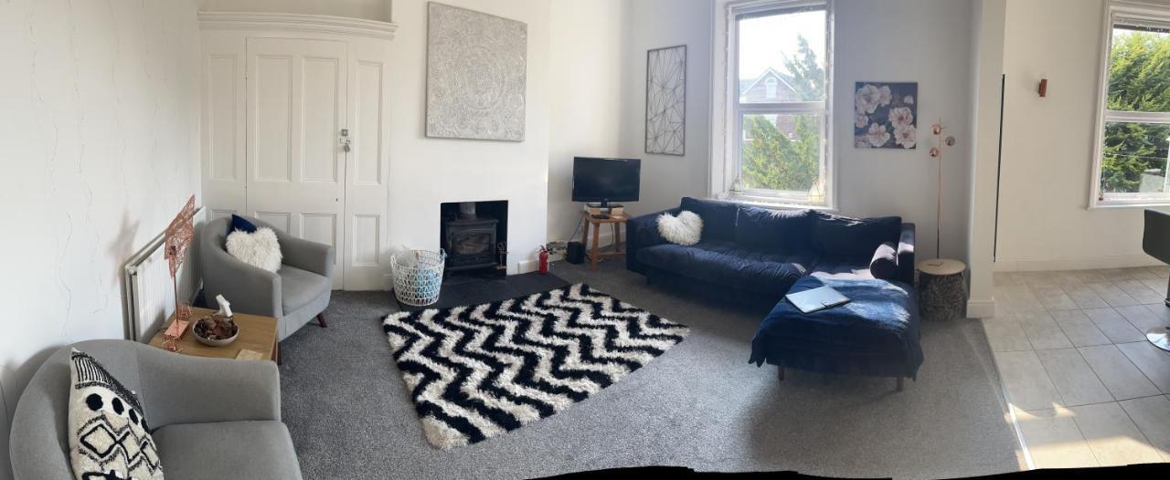 Stunning Bebington Maisonette - Large Private Drive And Entrance, Good Transport Links Eksteriør billede
