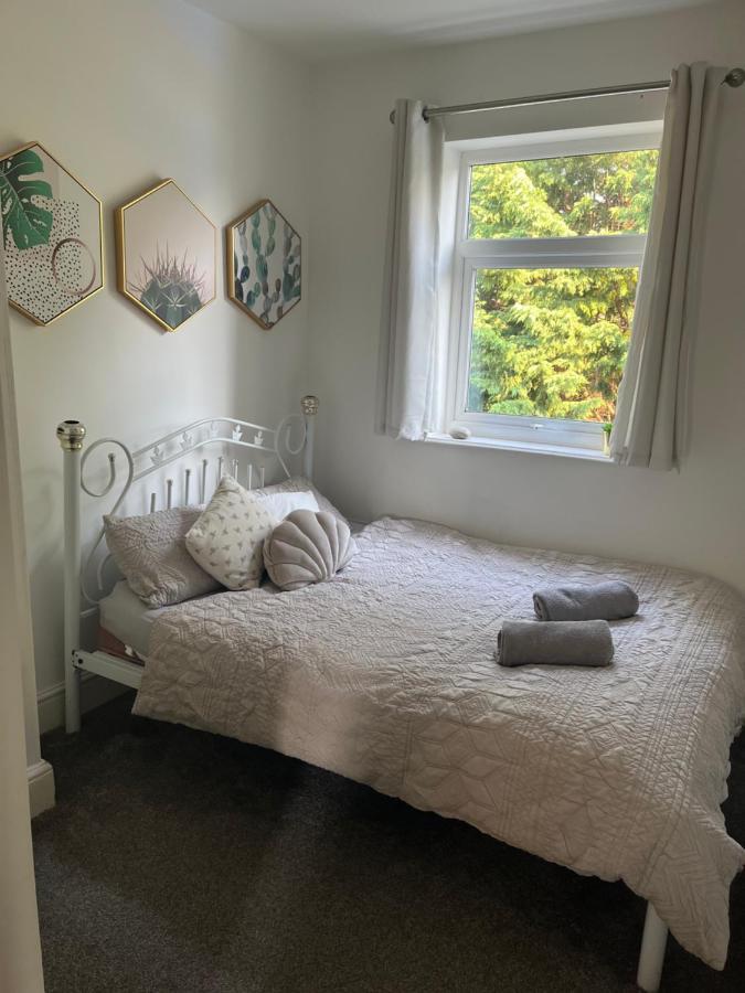 Stunning Bebington Maisonette - Large Private Drive And Entrance, Good Transport Links Eksteriør billede