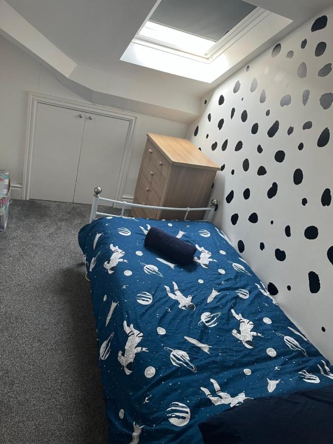 Stunning Bebington Maisonette - Large Private Drive And Entrance, Good Transport Links Eksteriør billede