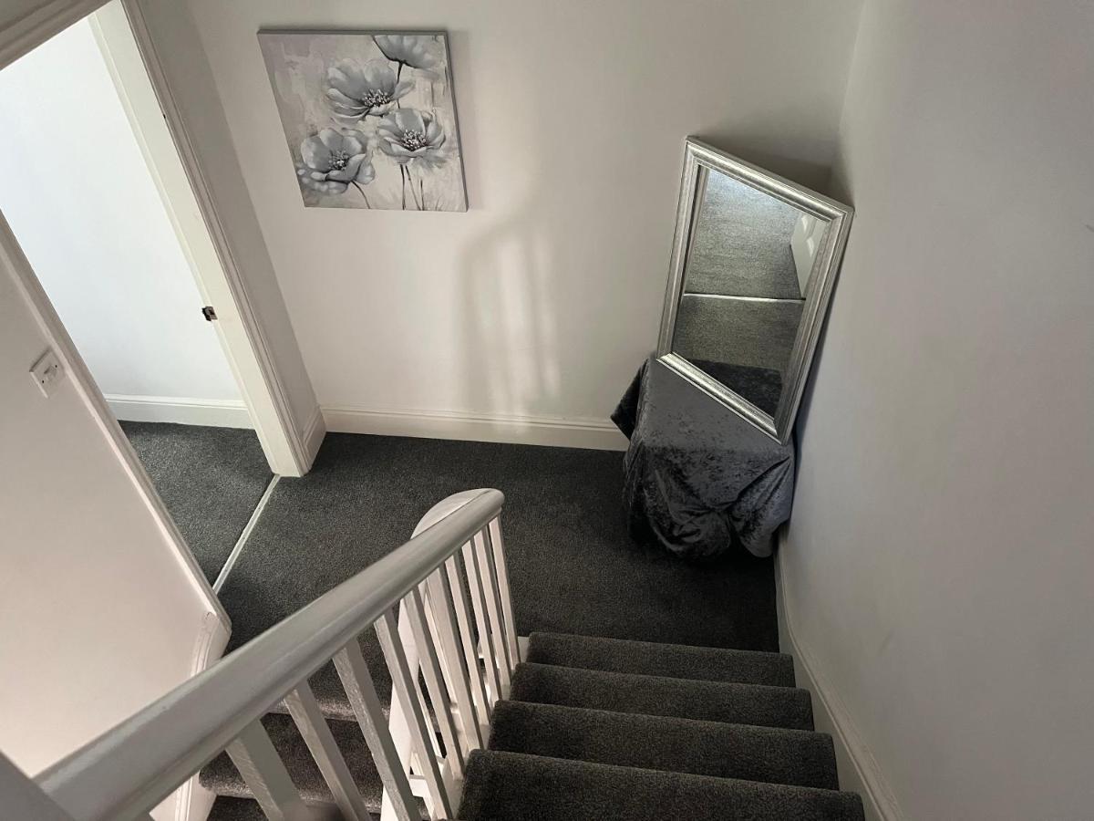 Stunning Bebington Maisonette - Large Private Drive And Entrance, Good Transport Links Eksteriør billede